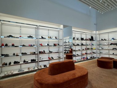 MADRID, İspanya - 18 Ağustos 2024 'te İspanya' nın Madrid şehrindeki Las Rozas Village Tasarımcı Mağazası 'nda Ferragamo mağazası.