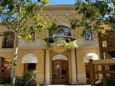 MADRID, İspanya - 18 AUG: 18 Ağustos 2024 'te İspanya' nın Madrid kentindeki Las Rozas Village Tasarımcı Mağazası 'nda görüldüğü üzere Gucci mağazası.