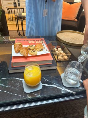 MADRID, SPAIN - 18 AUG: The Apartman - Las Rozas Village Tasarımcı Mağazası VIP Müşteri Salonu 18 Ağustos 2024 'te İspanya' nın Madrid şehrinde görüldüğü gibi.