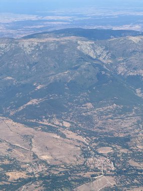 Madrid yakınlarındaki bir uçak penceresinden İspanya 'nın hava manzarası.