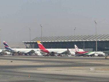 MADRID, İspanya - 19 Ağustos 2024 'te İspanya' daki Adolfo Suarez MadridBarajas Havalimanı 'nda görülen uçaklar.