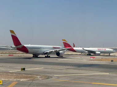 MADRID, İspanya - 19 Ağustos 2024 'te İspanya' da Adolfo Suarez MadridBarajas Havalimanı 'nda görülen İberya Havayolları uçağı.
