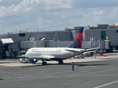 NEW YORK - 19 AUG: Delta Havayolları uçağı 19 Ağustos 2024 'te JFK havaalanında görüldü..