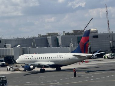 NEW YORK - 19 AUG: Delta Havayolları uçağı 19 Ağustos 2024 'te JFK havaalanında görüldü..
