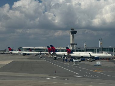 NEW YORK - 19 AUG: Delta Havayolları uçağı 19 Ağustos 2024 'te JFK havaalanında görüldü..