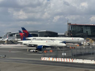 NEW YORK - 19 AUG: Delta Havayolları uçağı 19 Ağustos 2024 'te JFK havaalanında görüldü..