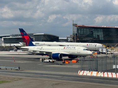 NEW YORK - 19 AUG: Delta Havayolları uçağı 19 Ağustos 2024 'te JFK havaalanında görüldü..