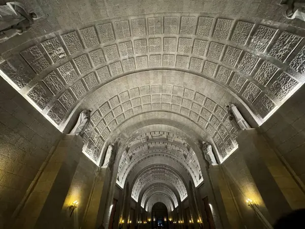 EL ESCORIAL, İspanya - 15 AUG 2024 'te İspanya' nın El Escorial şehrinde Kutsal Haç Bazilikası. 