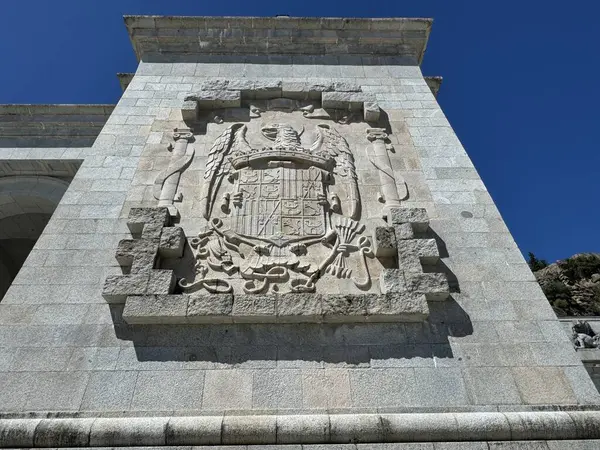 EL ESCORIAL, İspanya - 15 AUG 2024 'te İspanya' nın El Escorial şehrinde Kutsal Haç Bazilikası. 