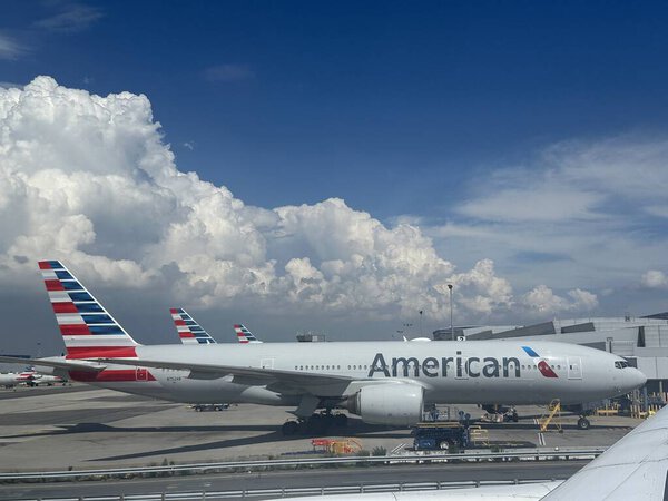 НЬЮ-ЙОРК - AUG 19: Самолет American Airlines в аэропорту имени Джона Кеннеди в Нью-Йорке, как видно 19 августа 2024 года.