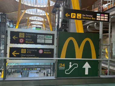 MADRID, İspanya - 19 Ağustos 2024 'te İspanya' da Adolfo Suarez MadridBarajas Havalimanı 'nda görülen McDonalds.