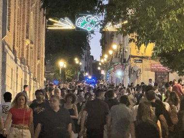 MADRID, İSPAN - 18 Ağustos 2024 'te Madrid, İspanya' da hafta sonu kalabalığı.