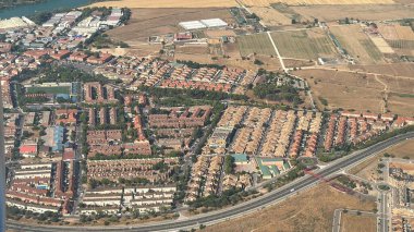 Madrid yakınlarındaki bir uçak penceresinden İspanya 'nın hava manzarası.