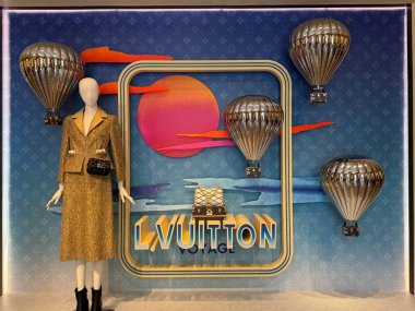 18 Ağustos 2024 'te Madrid, İspanya' daki Louis Vuitton mağazasında görüldü..