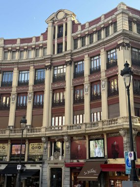 MADRID, İspanya - 18 AUG: 18 Ağustos 2024 'te İspanya' nın Madrid şehrinde görülen Plaza de Canalejas.