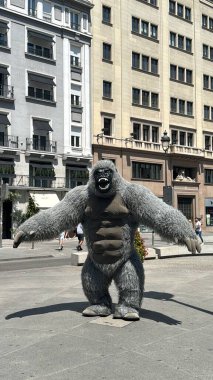 MADRID, SPAIN - 18 AUG: 18 Ağustos 2024 'te İspanya' nın Madrid kentinde King Kong gibi giyinmiş bir sokak sanatçısı.