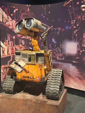 MADRID, İspanya - 12 Ağustos 2024 'te İspanya' nın Madrid kentindeki CaixaForum 'da Pixar' ın Arkasındaki Bilim sergisinde Wall-E sergisi.