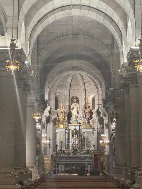 MADRID, SPAIN - 11 AUG: 11 Ağustos 2024 'te İspanya' nın Madrid kentindeki Saint Mary Katedrali 'ndeki Mezar Odası.