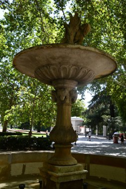 MADRID, İspanya - 15 Ağustos 2024 'te İspanya' nın Madrid şehrinde görülen dört çeşme.