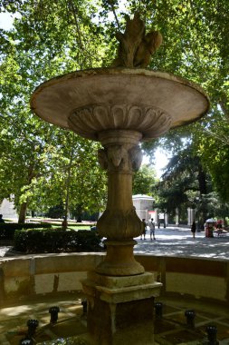 MADRID, İspanya - 15 Ağustos 2024 'te İspanya' nın Madrid şehrinde görülen dört çeşme.