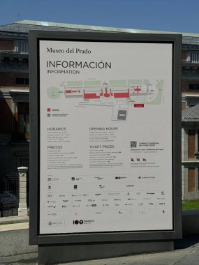 MADRID, İspanya - 15 AUG: 15 Ağustos 2024 'te İspanya' nın Madrid kentindeki Museo del Prado Bilgi İşareti.
