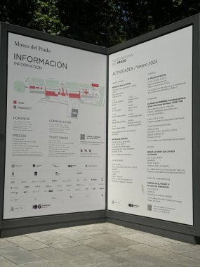 MADRID, İspanya - 15 AUG: 15 Ağustos 2024 'te İspanya' nın Madrid kentindeki Museo del Prado Bilgi İşareti.