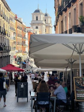 MADRID, İspanya - 11 AUG: Madrid Plaza Belediye Başkanı 'nda açık hava yemeği, 11 Ağustos 2024' te görüldüğü gibi.