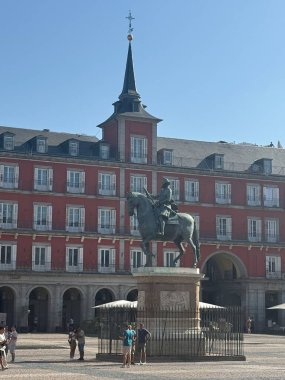 MADRID, SPAIN - 11 AUG: 11 Ağustos 2024 'te İspanya' nın Madrid kentindeki Plaza Belediye Başkanı Kral III..