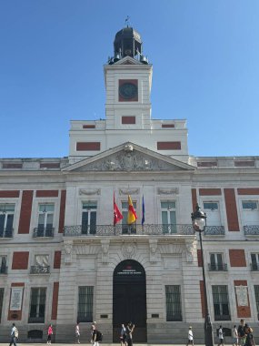 MADRID, SPAIN - 11 AUG: Real Casa de Correos (Postanenin Kraliyet Evi) Madrid, İspanya 'da 11 Ağustos 2024 tarihinde görüldüğü üzere Puerta del Sol' da.