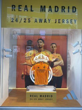 MADRID, İspanya - 15 AUG Madrid Resmi Mağazası, 15 Ağustos 2024 'te görüldüğü gibi.