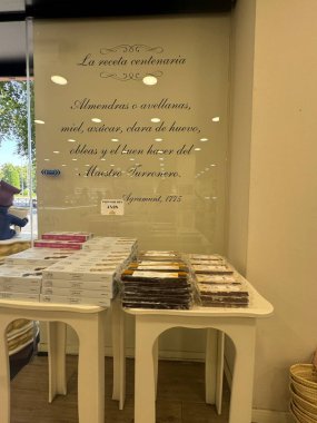 MADRID, SPAIN - 11 AUG: Torrons Vicens mağazası, 1775 'ten beri Madrid, İspanya' da, 11 Ağustos 2024 'te görüldüğü üzere sanatsal çikolata şirketi.