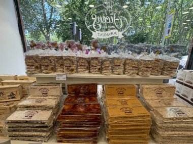 MADRID, SPAIN - 11 AUG: Torrons Vicens mağazası, 1775 'ten beri Madrid, İspanya' da, 11 Ağustos 2024 'te görüldüğü üzere sanatsal çikolata şirketi.