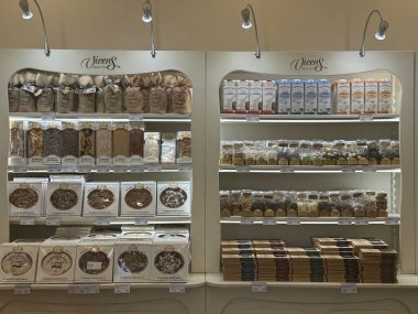 MADRID, SPAIN - 11 AUG: Torrons Vicens mağazası, 1775 'ten beri Madrid, İspanya' da, 11 Ağustos 2024 'te görüldüğü üzere sanatsal çikolata şirketi.