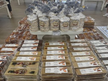 MADRID, SPAIN - 11 AUG: Torrons Vicens mağazası, 1775 'ten beri Madrid, İspanya' da, 11 Ağustos 2024 'te görüldüğü üzere sanatsal çikolata şirketi.