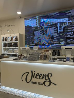 MADRID, SPAIN - 11 AUG: Torrons Vicens mağazası, 1775 'ten beri Madrid, İspanya' da, 11 Ağustos 2024 'te görüldüğü üzere sanatsal çikolata şirketi.