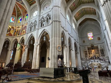 MADRID, İspanya - 12 AUG: 12 Ağustos 2024 'te İspanya' nın Madrid kentindeki Saint Mary Katedrali.