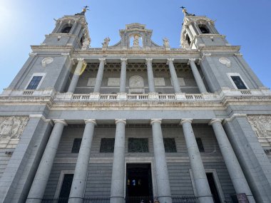 MADRID, İspanya - 12 AUG: 12 Ağustos 2024 'te İspanya' nın Madrid kentindeki Saint Mary Katedrali.