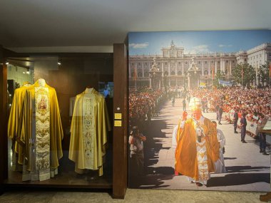 MADRID, SPAIN - 11 AUG: 11 Ağustos 2024 'te İspanya' nın Madrid kentindeki Saint Mary Katedrali 'ndeki müze.