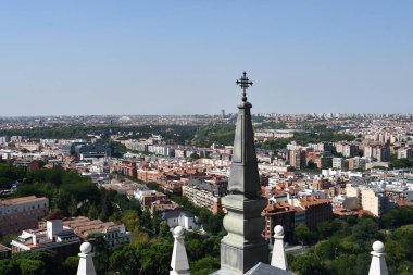 12 Ağustos 2024 'te İspanya' nın Madrid kentindeki Saint Mary Katedrali 'nin tepesinden, İspanya' nın başkenti Almudena 'nın kralına bakın..