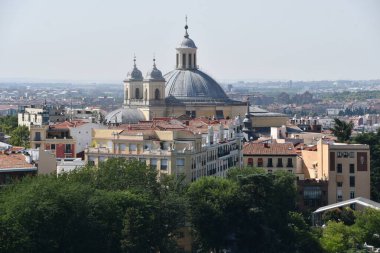 12 Ağustos 2024 'te İspanya' nın Madrid kentindeki Saint Mary Katedrali 'nin tepesinden, İspanya' nın başkenti Almudena 'nın kralına bakın..