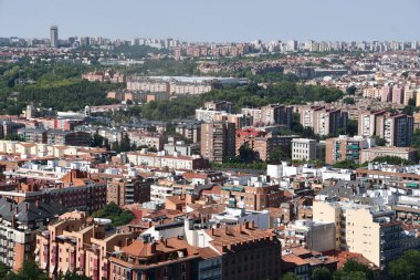 12 Ağustos 2024 'te İspanya' nın Madrid kentindeki Saint Mary Katedrali 'nin tepesinden, İspanya' nın başkenti Almudena 'nın kralına bakın..