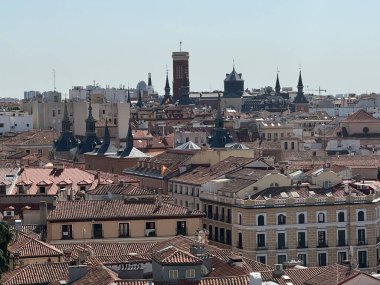 12 Ağustos 2024 'te İspanya' nın Madrid kentindeki Saint Mary Katedrali 'nin tepesinden, İspanya' nın başkenti Almudena 'nın kralına bakın..