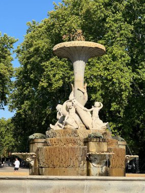 Madrid, İspanya 'daki El Retiro Parkı' ndaki Fuente de los Galapagos, 12 Ağustos 2024 'te görüldüğü gibi..