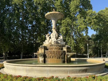 Madrid, İspanya 'daki El Retiro Parkı' ndaki Fuente de los Galapagos, 12 Ağustos 2024 'te görüldüğü gibi..