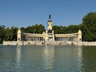 Madrid, İspanya 'daki El Retiro Parkı' ndaki Alfonso XII anıtı, 12 Ağustos 2024 'te görüldü..