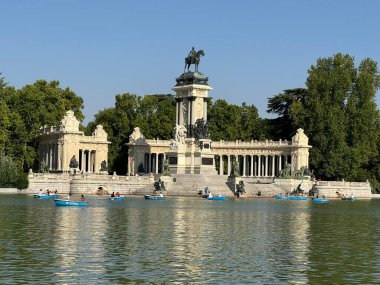Madrid, İspanya 'daki El Retiro Parkı' ndaki Alfonso XII anıtı, 12 Ağustos 2024 'te görüldü..
