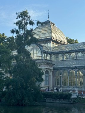 MADRID, İspanya - 12 AUG: 12 Ağustos 2024 'te İspanya' nın Madrid kentindeki El Retiro Park 'taki Palacio de Cristal konservatuarı.