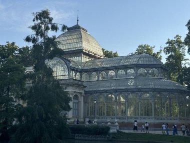 MADRID, İspanya - 12 AUG: 12 Ağustos 2024 'te İspanya' nın Madrid kentindeki El Retiro Park 'taki Palacio de Cristal konservatuarı.