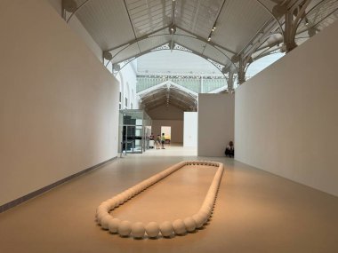 Madrid, İspanya 'daki El Retiro Parkı' ndaki Palacio de Velazquez 'de sergi 12 Ağustos 2024' te görüldü..