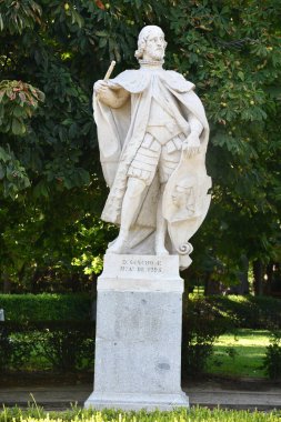 Madrid, İspanya 'daki El Retiro Parkı' nda 12 Ağustos 2024 'te Paseo de la Arjantin ya da Arjantin Gezinti Alanı ya da Paseo de las Estatuas ya da Walkway olarak da bilinir..